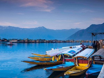Hồ Dal ở thung lũng Kashmir