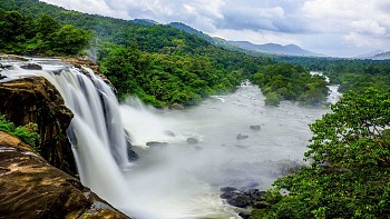 Thác nước Athirapally, bang Kerala cho khách du lịch Ấn Độ yêu thiên nhiên tươi mới
